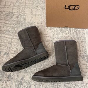 Women’s Uggs size 6